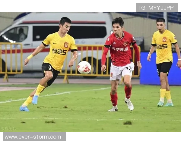 广州网球队实力引发热议球迷对选手表现的争论与期待